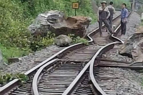 Đá 'khủng' lăn từ đỉnh núi xuống, đường ray sắt biến dạng, tàu hỏa Bắc - Nam ách tắc
