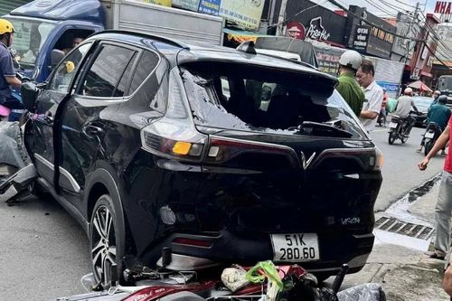Ô tô tông xe máy, hai người nhập viện