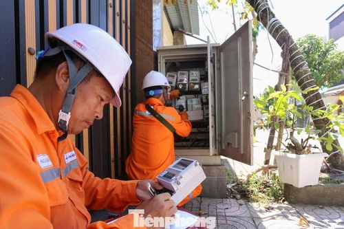 Người dân Nghệ An, Hà Tĩnh 'kêu trời' vì tiền điện tăng vọt giữa mùa mưa bão