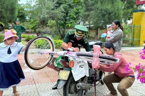 Bộ đội quân hàm xanh tiếp sức học sinh khó khăn trước năm học mới