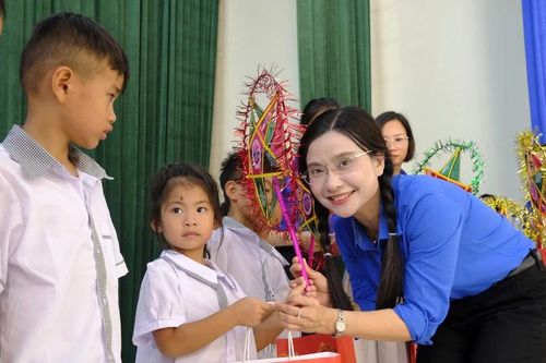 Mang Tết Trung thu đến với trẻ em ở 248 xã biên giới