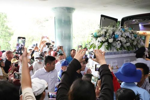 YouTuber vây quanh nơi hỏa táng Ngọc Trinh, người nhà cầu xin