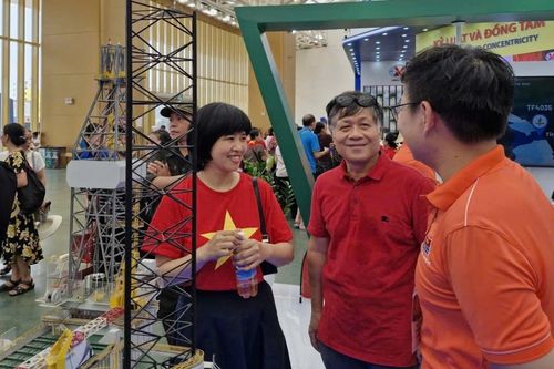 Chi bộ 1 thuộc Đảng bộ Nghiên cứu Khoa học và Đào tạo tham quan Triển lãm Thành tựu đất nước