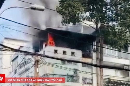 Cháy sân thượng tòa nhà 4 tầng ở TP.HCM