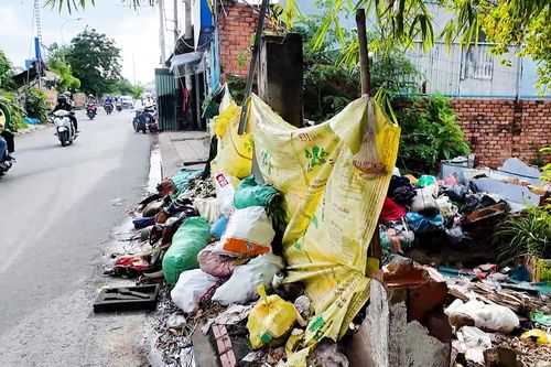 Người dân TPHCM bức xúc vì bãi rác án ngữ trước cửa nhà, mùi hôi nồng nặc