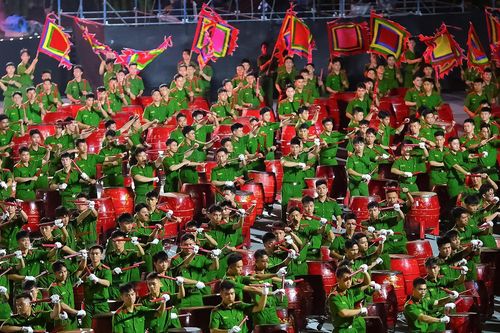 1.000 chiến sĩ công an trổ tài chơi trống hội tại Trung tâm triển lãm Quốc gia