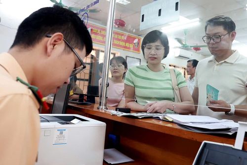 Thủ tướng quyết: Cấp giấy phép lái xe rút xuống 4 ngày rưỡi, giảm 30% lệ phí đăng ký xe