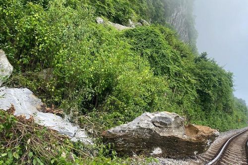 Tảng đá khổng lồ lăn từ đỉnh núi làm biến dạng đường ray sắt