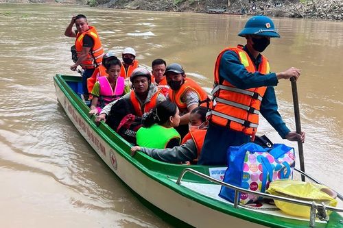 Trường lớp bị lũ cuốn, học sinh vượt sông học tạm ở nhà văn hóa thôn