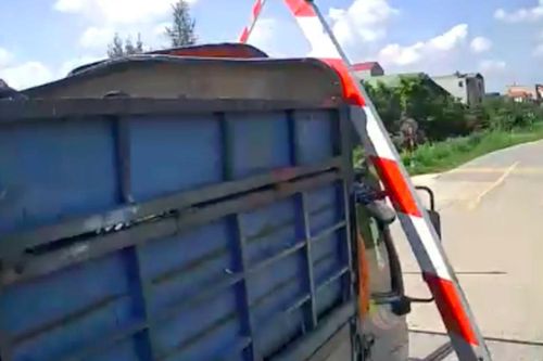 Gác chắn đường sắt bất ngờ gãy rời, rơi trúng người phụ nữ đi đường