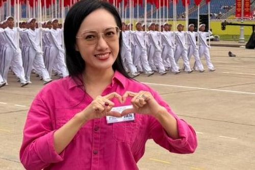 MC Hoài Anh quay cận cảnh, hé lộ hậu trường tổ thuyết minh lễ diễu binh
