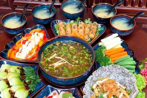Người dân chuộng cỗ chay, vàng mã vắng khách dịp Rằm tháng Bảy