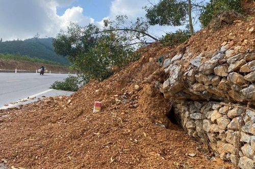 Nhiều điểm sạt lở núi trên Quốc lộ 7C gây mất an toàn giao thông