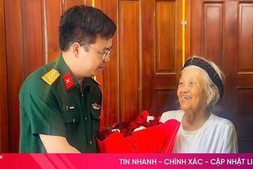 Viettel Hà Tĩnh thăm, tặng quà Mẹ Việt Nam Anh hùng Trần Thị Huyến