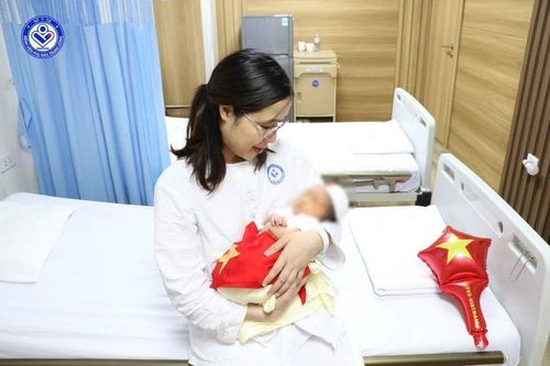 Bé gái chào đời khỏe mạnh từ phôi trữ đông sau 11 năm