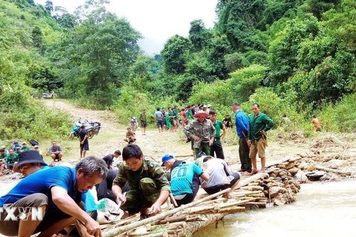 Chung tay làm cầu bắc qua 'suối dữ' giữa đại ngàn trước mùa khai giảng