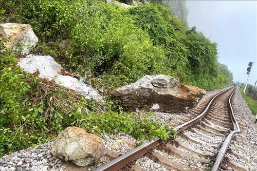 Đá lăn gây ách tắc đường sắt Bắc - Nam qua Quảng Trị
