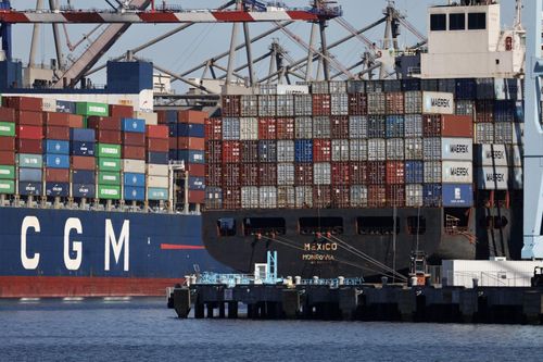 Tổng thống Trump mở rộng diện chịu thuế 'an ninh quốc gia': Cơ hội và rủi ro cho kinh tế Mỹ