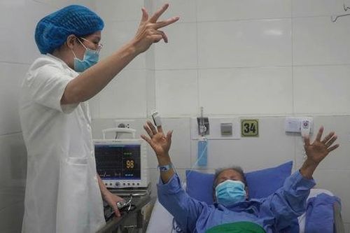Can thiệp thành công túi phình mạch não cho cụ bà 90 tuổi