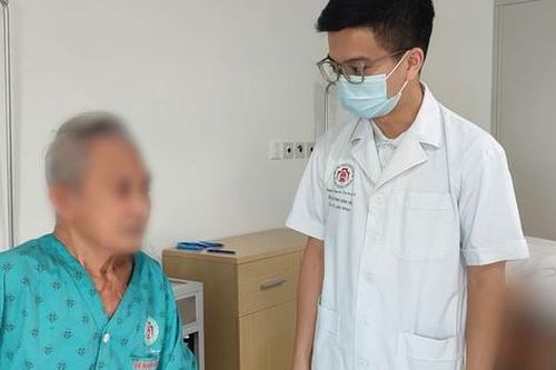 Người đàn ông suýt chết khi tự nặn mụn ở chân