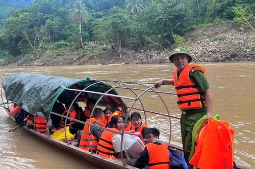 Cầu bị lũ dữ cuốn trôi, hàng trăm học sinh 'vượt sông' đến trường