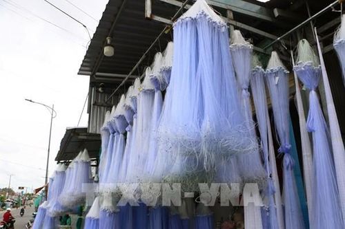 Nhộn nhịp 'thủ phủ' ngư cụ Thơm Rơm miền Tây mùa lũ