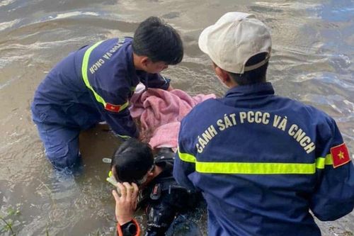 2 bé gái chơi ở gầm cầu, lúc tìm thấy gia đình bàng hoàng với cảnh trước mắt