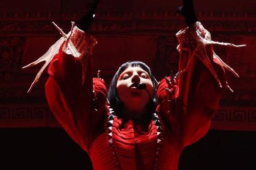Lady Gaga hủy show vào phút chót, nghẹn ngào gửi lời xin lỗi khán giả