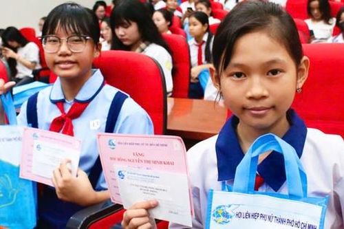 Phụ nữ đồng hành cùng em đến trường