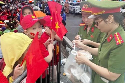 Phụ nữ Công an Hà Nội tặng hơn 2.000 suất cơm trong dịp kỷ niệm 2/9