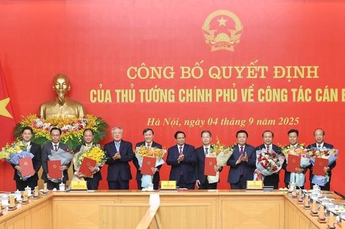 Thủ tướng trao quyết định bổ nhiệm lãnh đạo 8 bộ, cơ quan