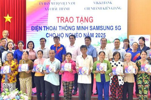 Tặng điện thoại thông minh 5G cho 20 hộ nghèo và cận nghèo