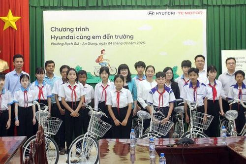 Tặng xe đạp cho 15 học sinh nghèo, có hoàn cảnh khó khăn