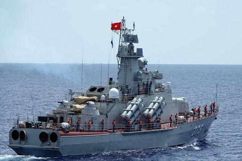 Lá cờ Tổ quốc tung bay trên Nhà giàn DK1