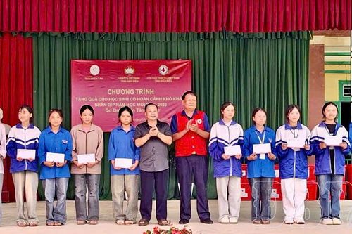 Hội Chữ thập đỏ tỉnh tặng quà học sinh có hoàn cảnh khó khăn tại các xã Sáng Nhè và Sín Chải