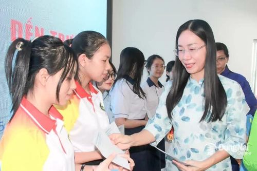 Trên 300 học sinh mồ côi, khó khăn được hỗ trợ trước thềm năm học mới