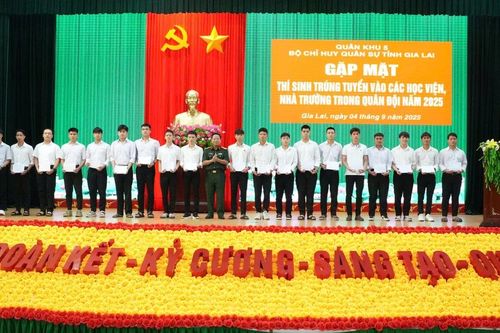 Gặp mặt thí sinh trúng tuyển vào các học viện, nhà trường trong Quân đội năm 2025