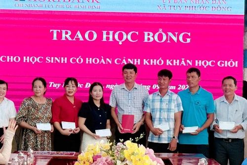 Tặng học bổng cho học sinh vượt khó học giỏi ở xã Tuy Phước Đông