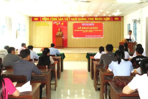 73 quần chúng ưu tú được bồi dưỡng nhận thức về Đảng