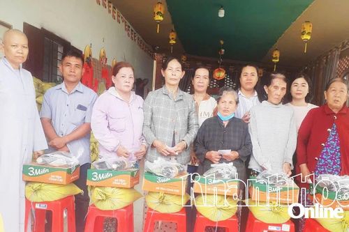 Ủy ban MTTQ Việt Nam xã Xuân Hải phối hợp trao 150 suất quà cho người nghèo