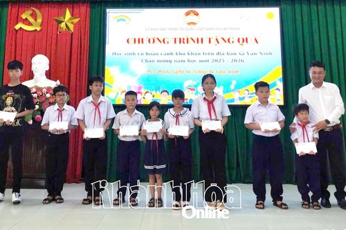Ủy ban MTTQ Việt Nam xã Vạn Ninh trao 38 suất quà cho học sinh có hoàn cảnh khó khăn