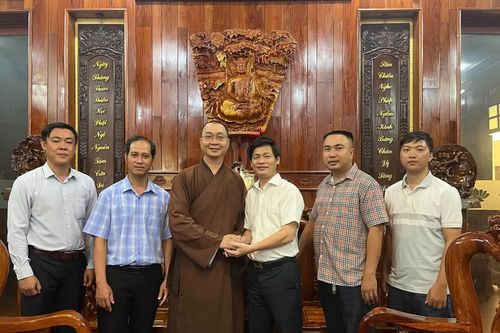 Lãnh đạo phường Phan Rang thăm, tặng quà các cơ sở Phật giáo trên địa bàn