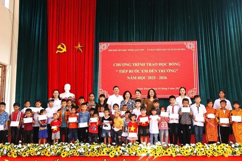 Hơn 200 học sinh được nhận học bổng 'Tiếp bước em đến trường' nhân dịp năm học mới 2025 – 2026