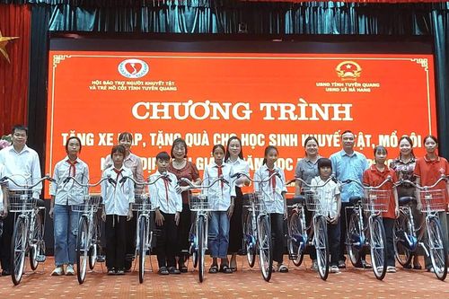 Tặng 20 xe đạp cho học sinh nghèo ở Nà Hang