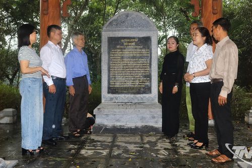 Chuyện kể bên đồi Giang