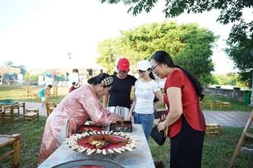 Con gái Huế: Giữ gìn bản sắc dịu dàng