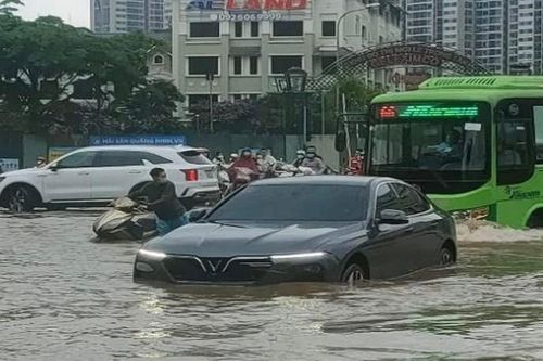 Xe ô tô ngập nước do mưa lũ: Khi nào được bảo hiểm chi trả?