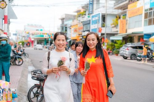 Lâm Đồng: Hoa hồng xuống phố - nét đẹp mùa Vu lan tại chùa Quảng Đức