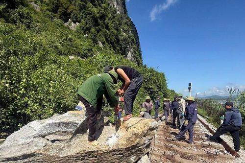 Thông tuyến đường sắt Bắc - Nam sau sự cố sạt lở đá ở Quảng Trị