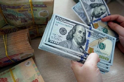 Giá USD tại ngân hàng kịch trần, ngoài 'chợ đen' lập kỷ lục